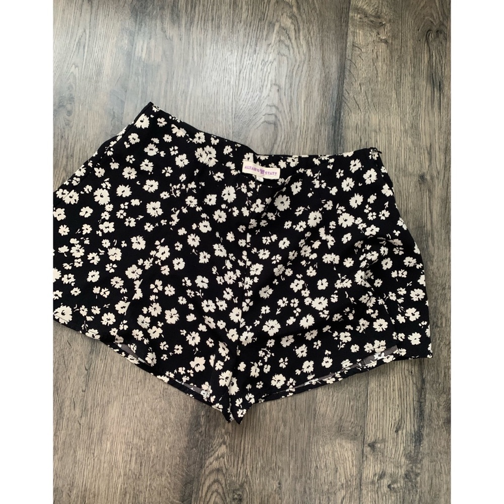 Altar’d State floral print flowy shorts black white tan comfy sz: L